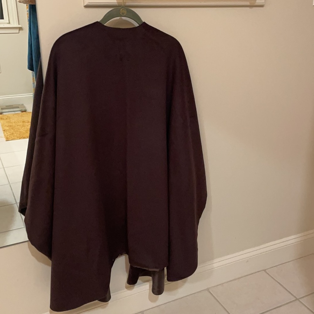 Cashmere Cape - Picture 2 of 6